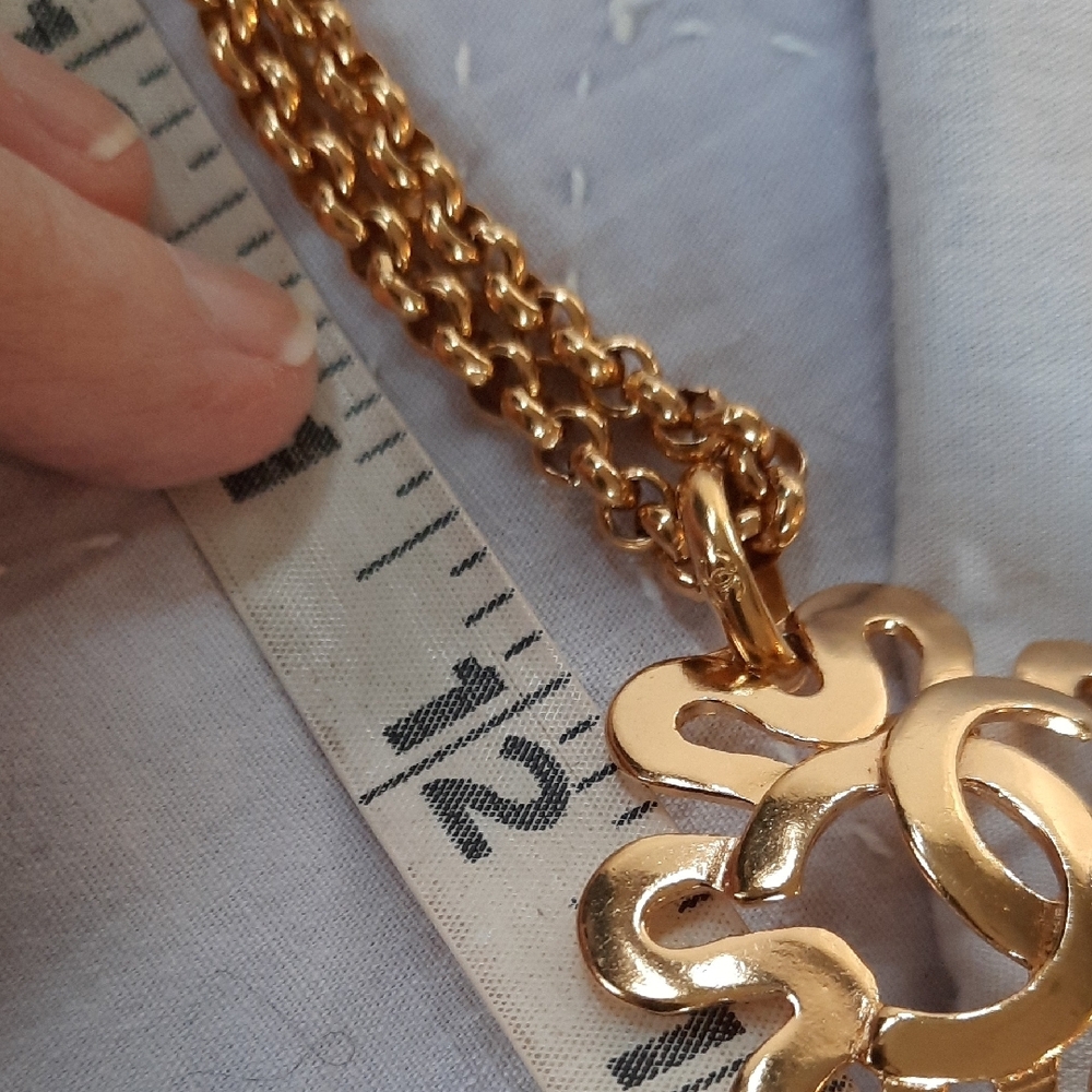 CHANEL Gold Floral Pendant Necklace, AUTHENTICATED!! - Picture 9 of 11